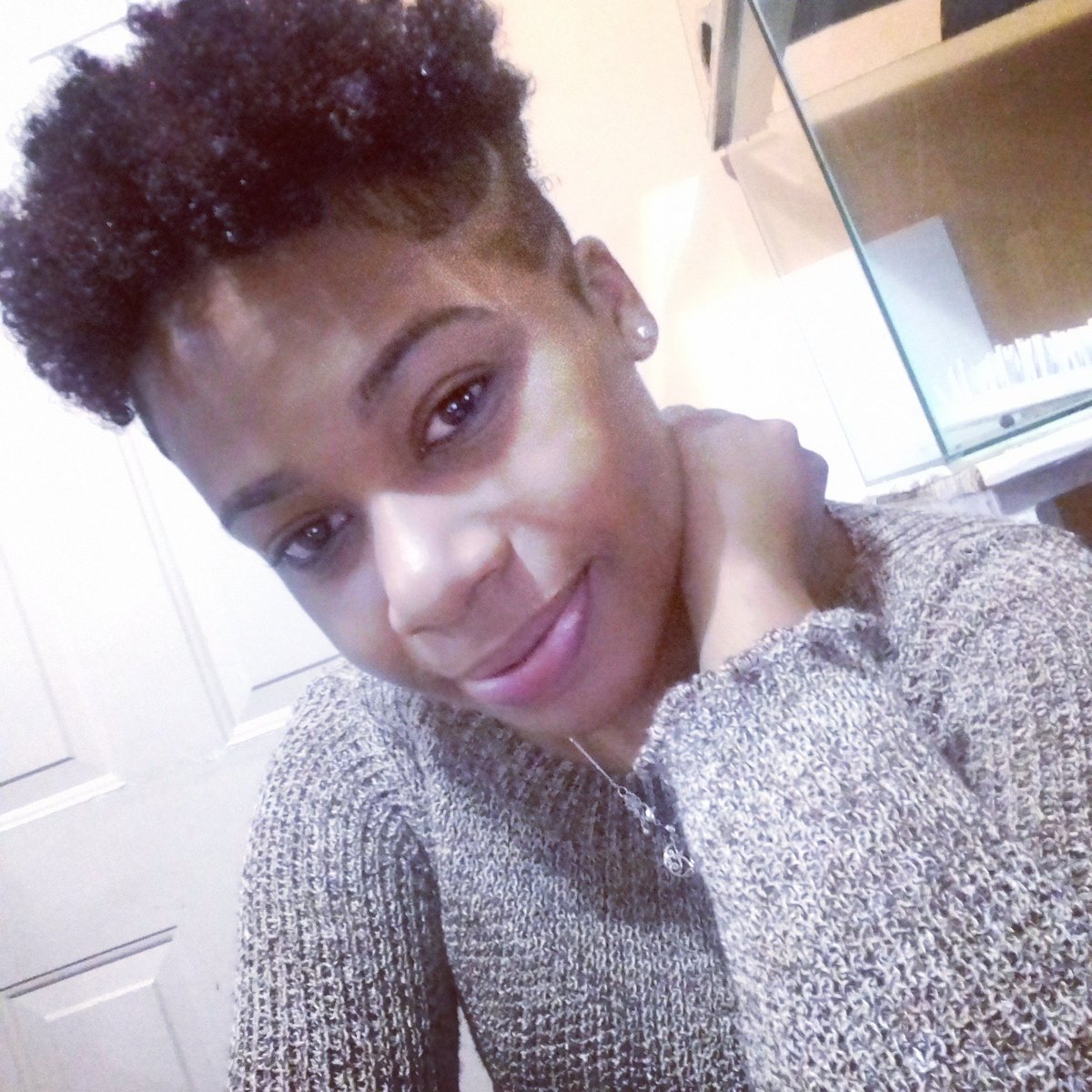 KeyvaBorde's tweet image. Show me some love ♡