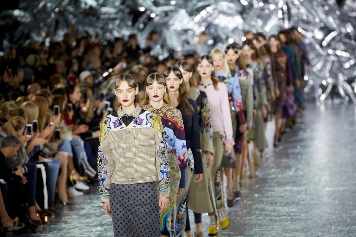ukinspain's tweet photo. Muchas generaciones de diseñadores eligen el RU para estudiar y poner su negocio, como por ejemplo @MaryKatrantzou y @Erdem #GlobalBritain https://t.co/wWUrmrUR6s