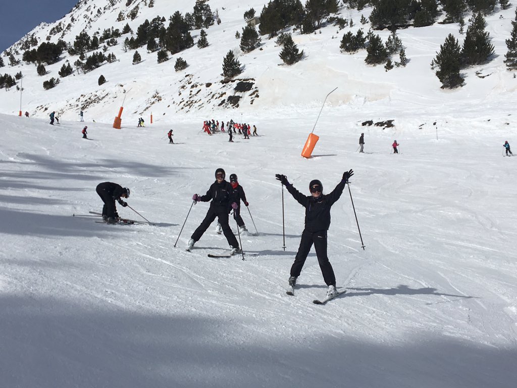 kingdownskitrip's tweet photo. Miss W spent some of the morning with 1 of the beginner groups. The intermediates better watch out-they're catching them fast #parallelturns https://t.co/tMAop9nxUu