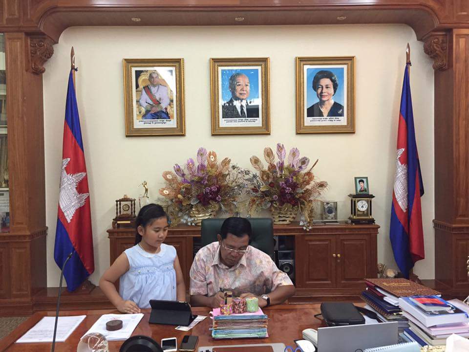 PMhunsen's tweet photo. ថ្ងៃនេះចៅយកល្បែក្មេងលេងលក់អោយតា... https://t.co/K6YwNcFtQt