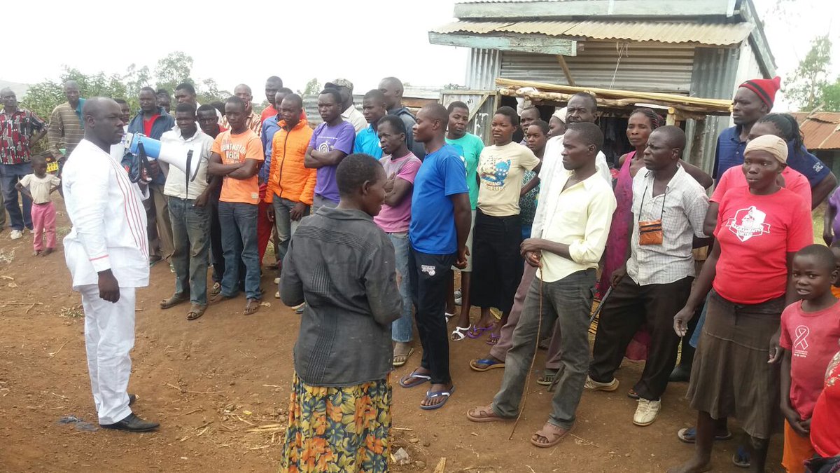 EnoshBolo's tweet photo. TODAY IN NDHIWA:Addressing locals at Kotieno Junction  urging them to register as voters.
#BolneBolo #Vote4Bolo https://t.co/AtTmXGu8za