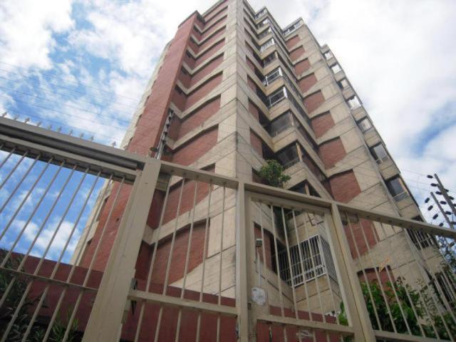 vertvnoticias's tweet photo. Se derrumban precios de apartamentos en dólares y en bolívares - https://t.co/Eyeje7HTWT https://t.co/e2QlwDeKFS