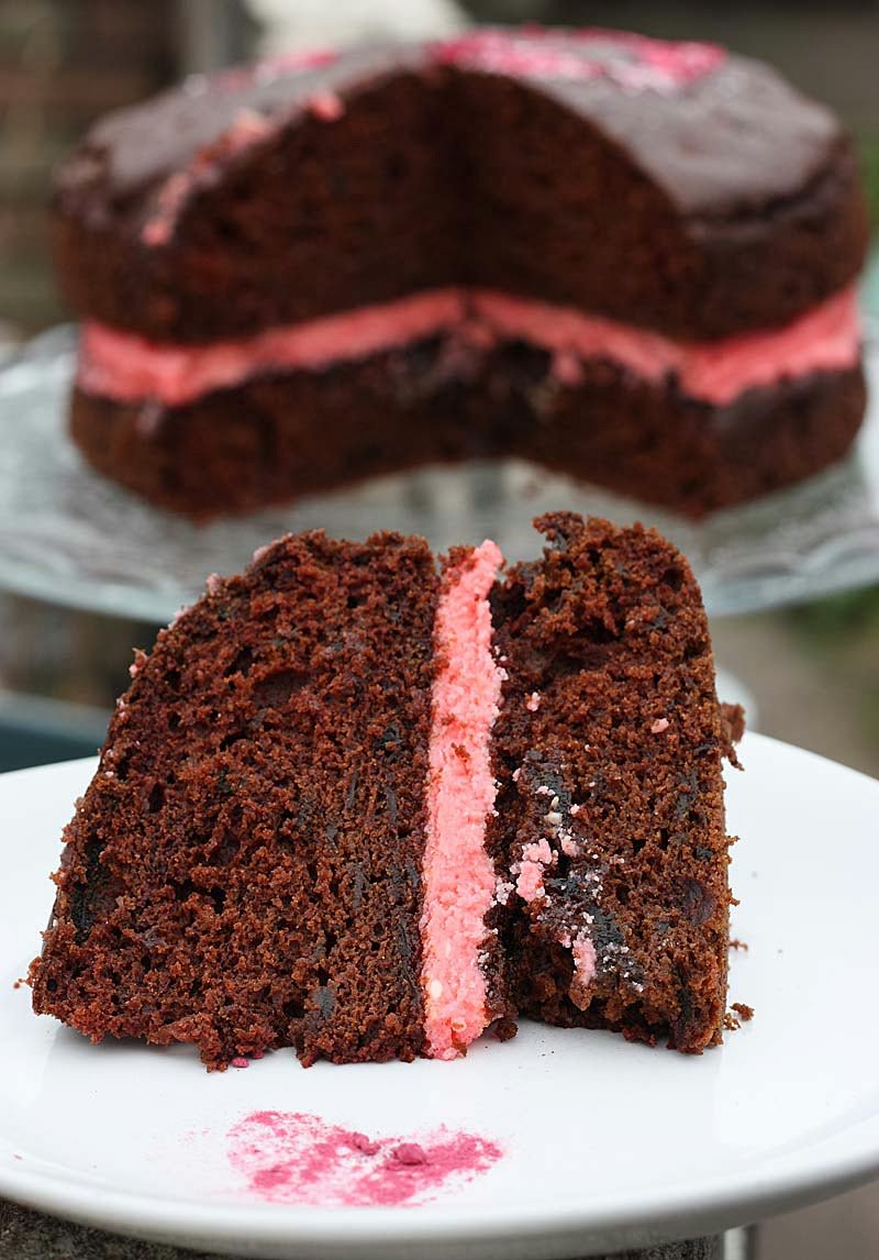 Свекольный торт рецепт. Свекольный торт. Торт из свеклы. Торт свекольного цвета. Beetroot Cake.
