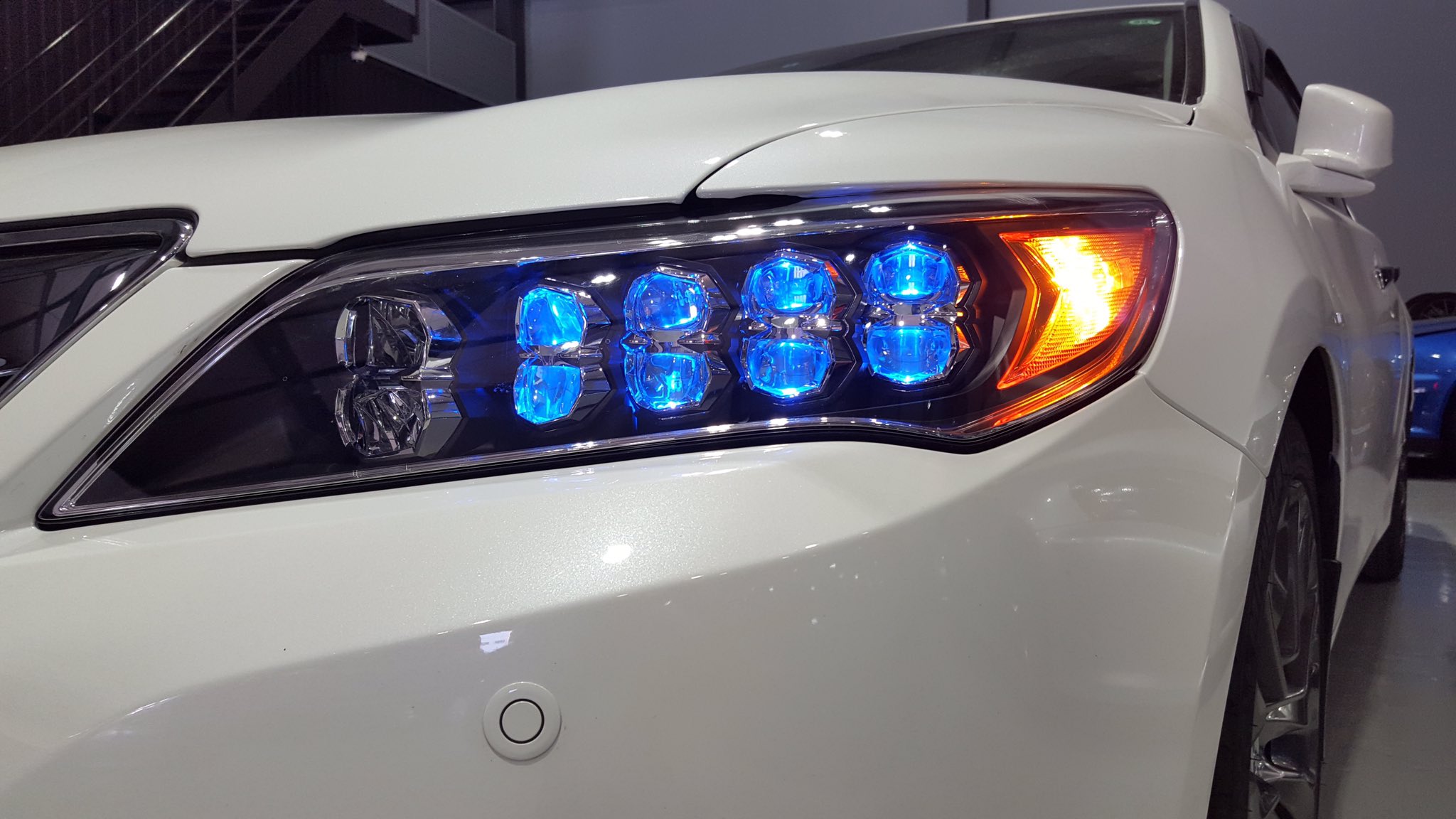 いろは6 レジェンドが時々ヘッドライトとは異なる青いledの光を放つブルーのアクセサリーランプを点灯させて走ってるの見かけるけどあれほんと綺麗 でもそのブルーのアクセサリーランプって日本の法的にはダメって聞くけど実際のところどうなのか