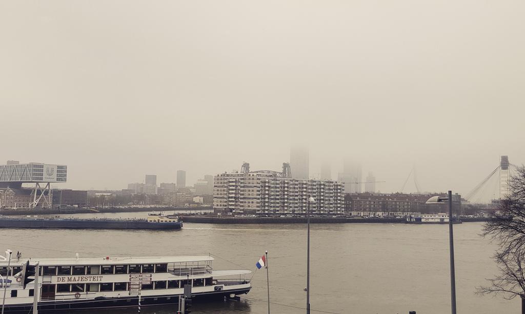 Luisteren naar verwonderingen trainees en verwonderen over het uitzicht! <a href="/traineetalent/">Waterschapstalent</a> #rotterdam #hhsk #trainees