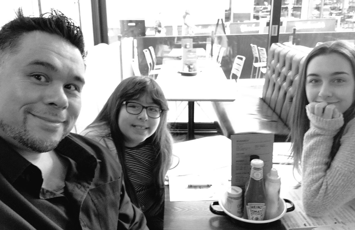 Kwoklyn1's tweet photo. Early lunch with my babies @byronhamburgers https://t.co/AL3kzZ656Z