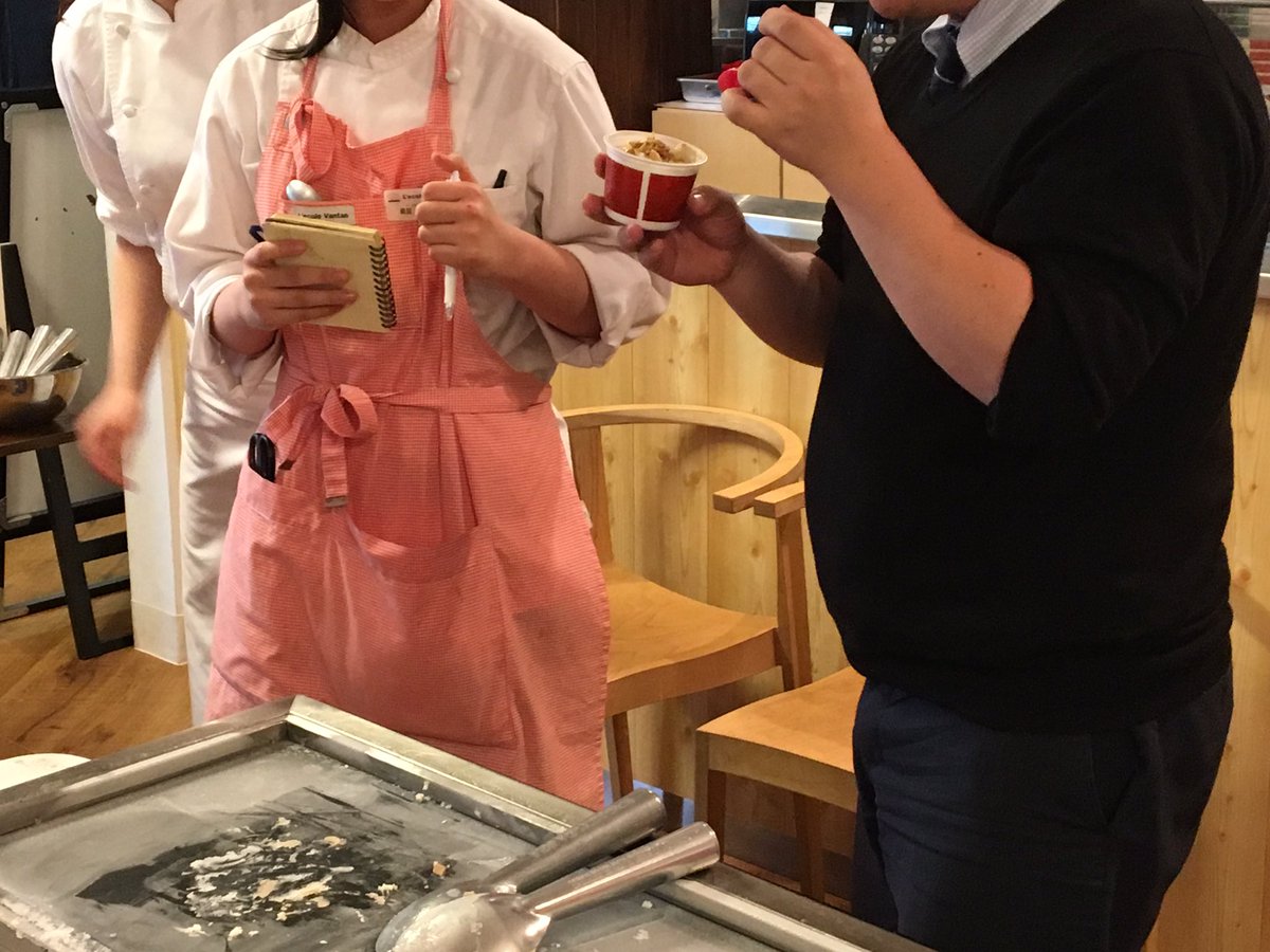 vsf17_HS's tweet photo. レコールバンタン高等部です🎂
今日はコールドストーンクリーマリーの方に実際に来ていただき、��イスクリームの混ぜ方などをレクチャーしてもらいました🍨✨
ケーキのパーツをアイスにいれるのは初めてなのですごく新鮮でした👍
#えびす #VSF17 #HS #レコールバンタン https://t.co/X27kIzLXPL