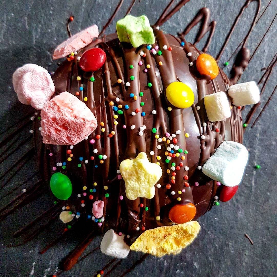 rwsentosaID's tweet photo. Ada kejutan menarik dibalik cangkang dark chocolate ini! Kira-kira apa ya kejutannya? #RWSDining #rwsmoments #Sessions https://t.co/4BKC6t1k7c