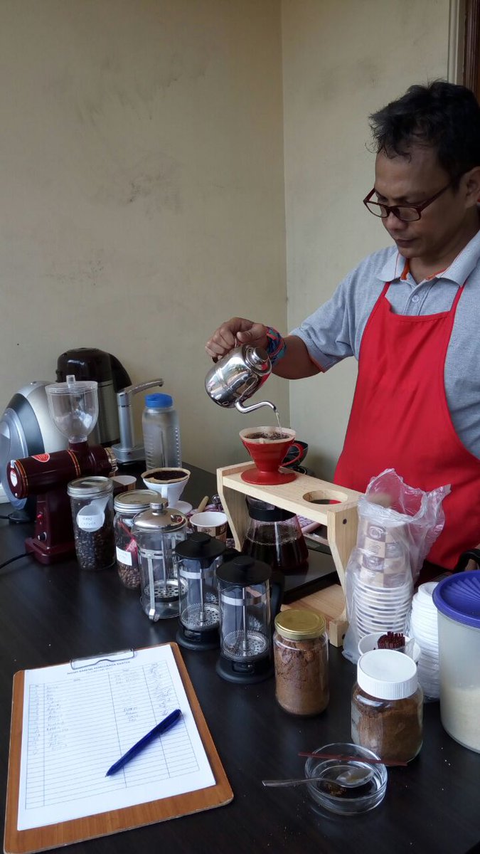 ideacoffee_id's tweet photo. Kemaren (15/2) nyeduh kopi utk para sohib @RanoEmbay  di Griya Banten Bangkit sembari mantau quick count pemilukada Prov Banten https://t.co/SXyAnAdRft
