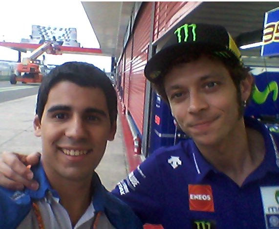 julianronaldo's tweet photo. San Valentino es hoy. Cumple La Leyenda, #IlDottore #RossiFumi #Valentinik @ValeYellow46 https://t.co/B1hd34yyZv