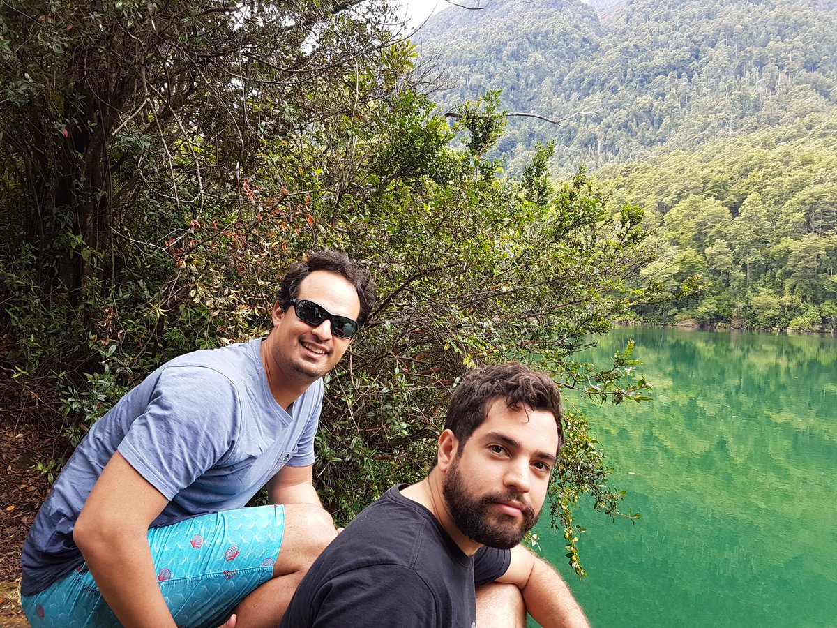 Suramericapunta's tweet photo. Misteriosa, pequeña y tan profunda como verde es esta laguna a 2 metros sobre el lago que desagua en el. Antiguo cráter o Meteorito perdido? https://t.co/pmE2pcxjSm