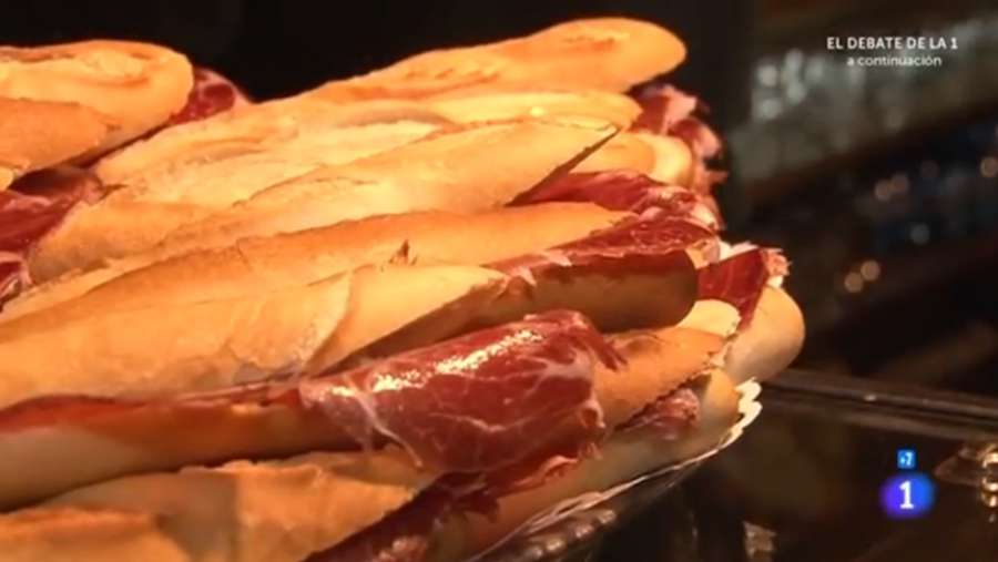 rtveplay's tweet photo. Nunca demasiado pronto para recorrer las barras de Salamanca, ciudad donde puedes desayunar, comer y cenar de tapas https://t.co/Si7muvIeOx https://t.co/NHAKBfH2UK