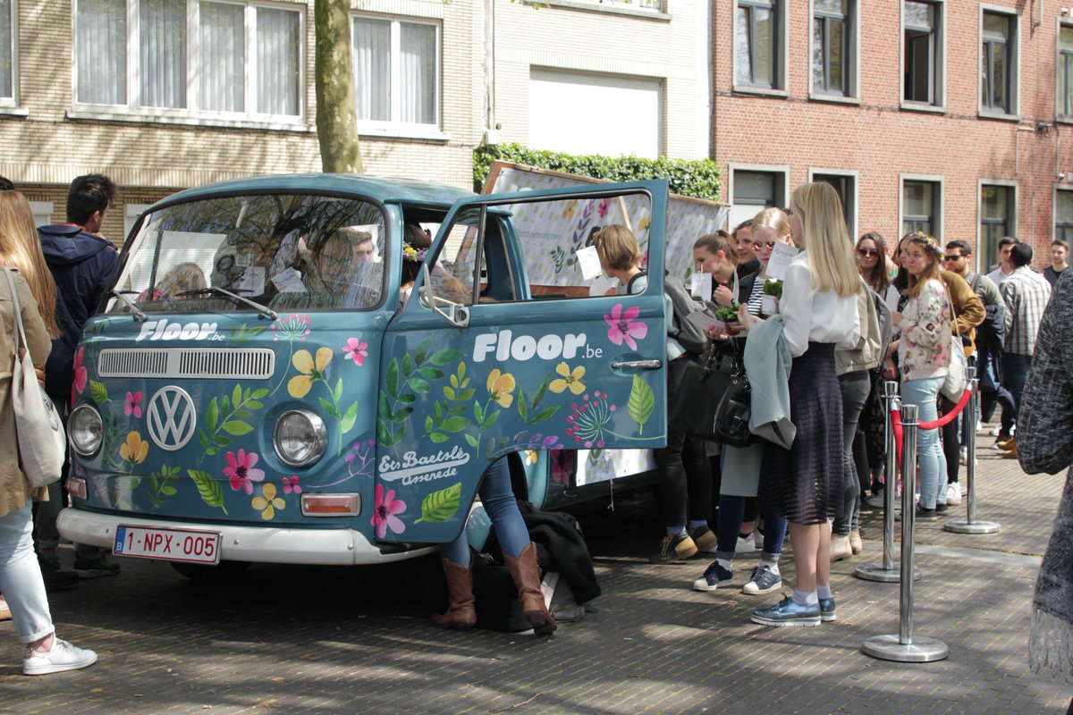 VLAM_be's tweet photo. Wat wordt de 4de stop van de Floor-bus? https://t.co/GHGMMevRfF #floorify #groenvanbijons https://t.co/Wv3DsFTqHO