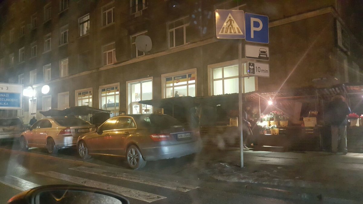 mrserge's tweet photo. Tādu ņirgāšanos par gājējiem es no @rdsvc vēl nebiju piefiksējis. Stāvvieta uz gājēju pārejas. Ļautiņi, jūs esat slimi. Bilde via @_affair https://t.co/ApjYFpksSQ