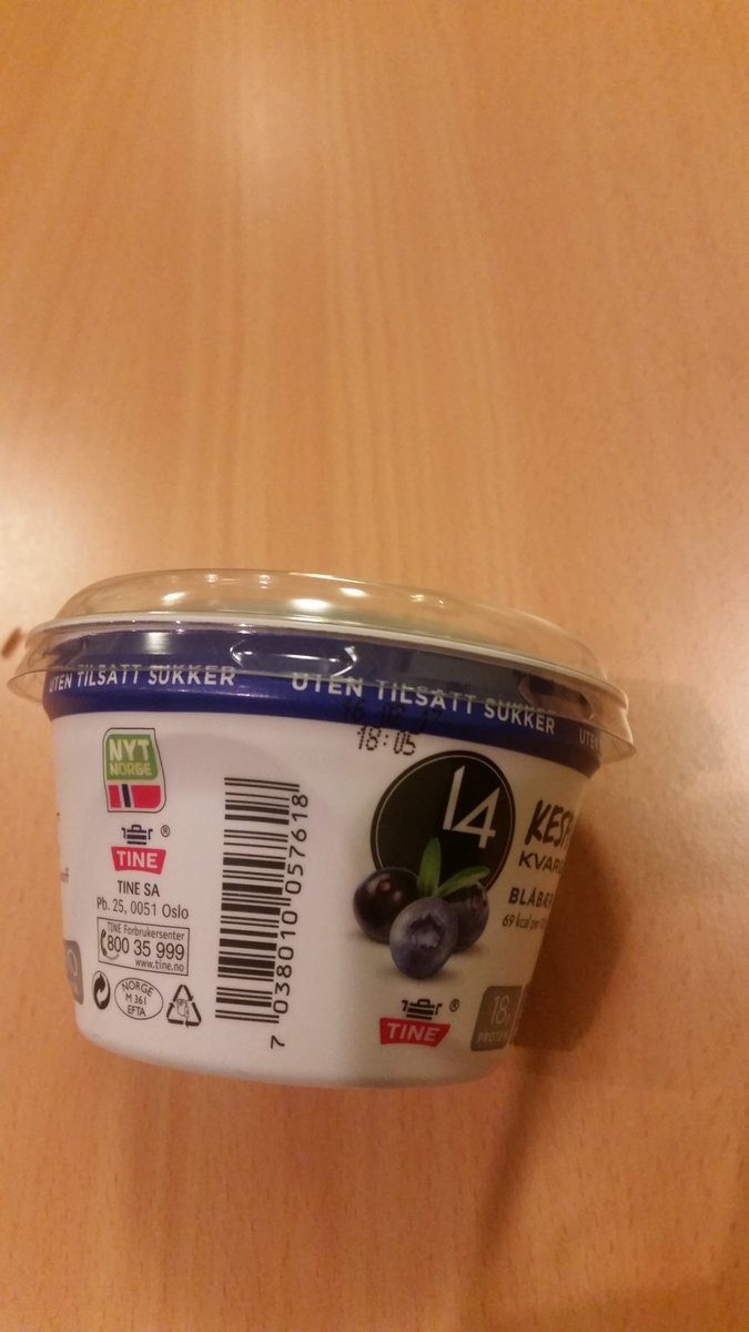 uleselig's tweet photo. Vi er litt oppgitte nå, for fortsatt har ikke @TINE_SA klart å få til en lesbar datomerking på 14-serien. Hvorfor tar dette så lang tid??? https://t.co/78JFcNPvMN