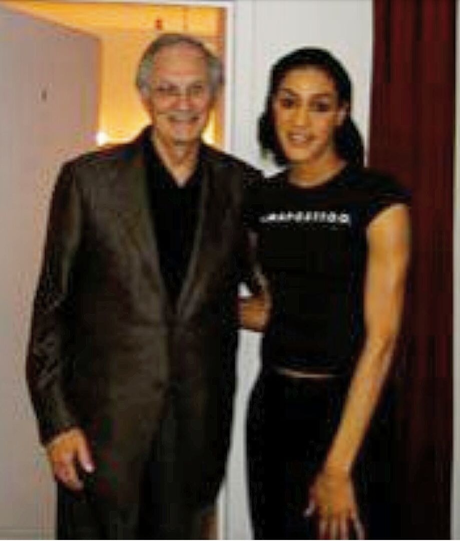 yesimsarahjones's tweet image. #tbt @AlanAlda came to my show once &amp;amp; I almost fainted (as a kid he was like a god in my house, but if gods were known for humility) #EOTMs