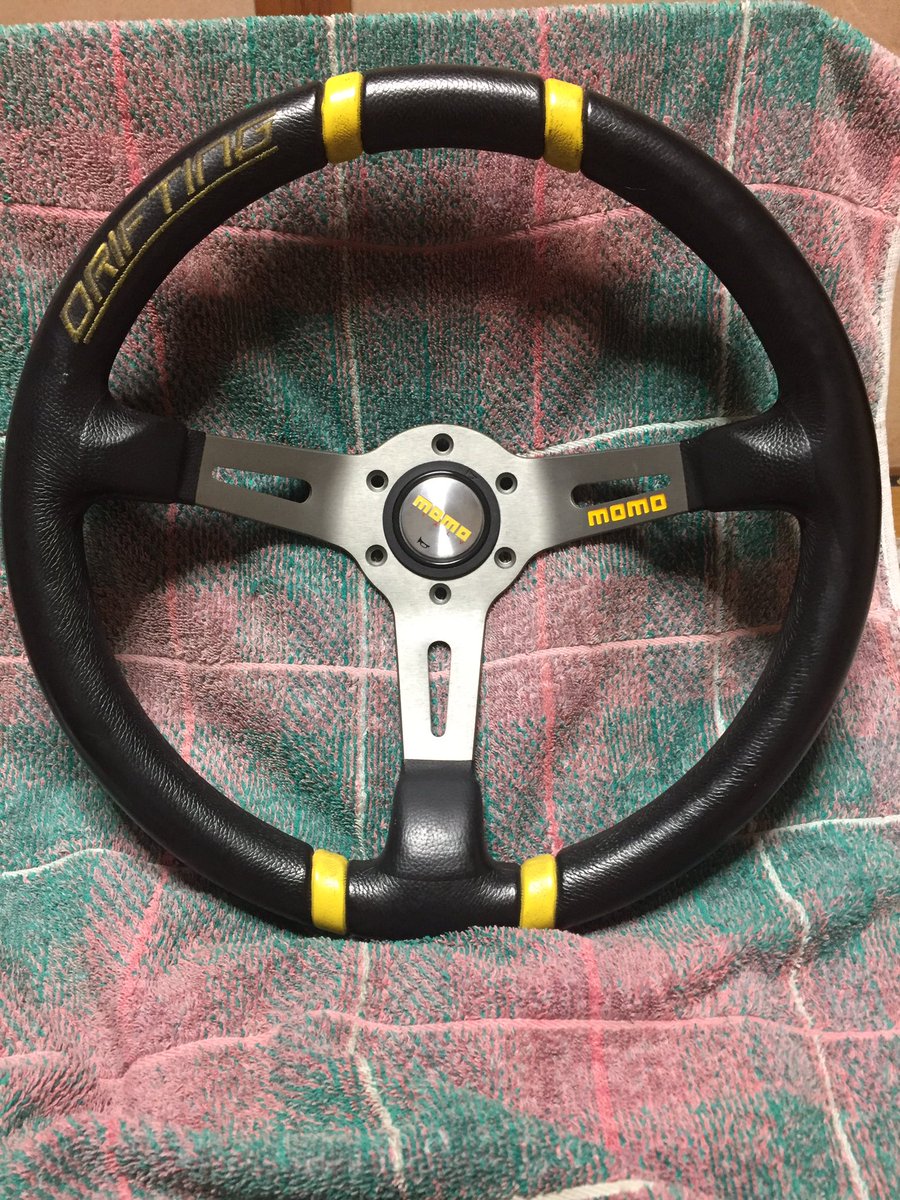 ウェスカー Twitterissa モモ ドリフティング35パイもしくは34 5 測り方下手くそですいません 裏に刻印あるので本物だと思われます 破れなど無く状態は比較的良好 6000円でどうでしょう 発送 手渡しどちらもオーケー 発送希望の方は振込確認出来次第着払い