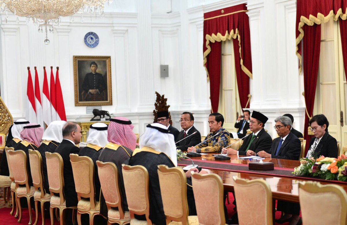 jokowi's tweet photo. Bersama Ketua Majelis Syura Kerajaan Arab Saudi untuk menyiapkan kedatangan Raja Arab Saudi Salman bin Abdulaziz -Jkw https://t.co/27jG7RNnoh