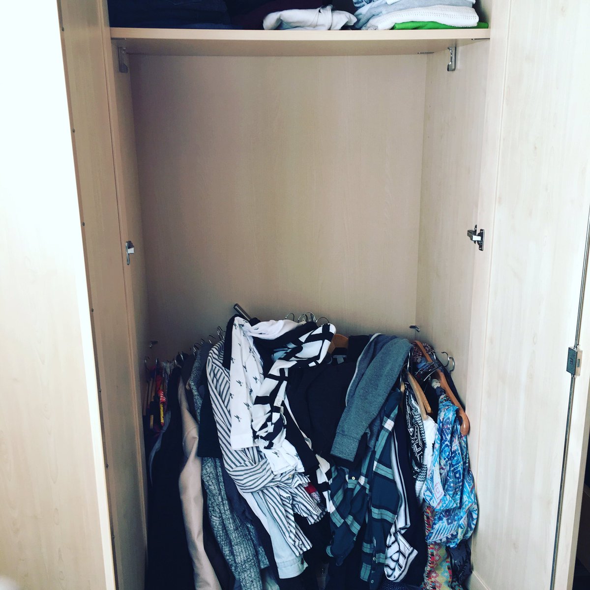 amelie2394's tweet photo. My closet broke 😂😂😂 too much clothes apparently #brokecloset https://t.co/TShPhT0k6V