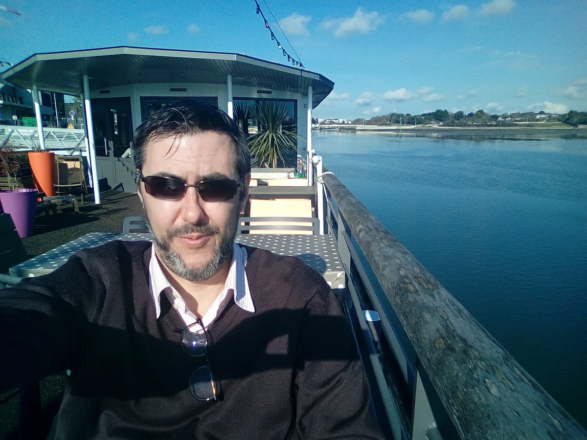 fernandrubaud's tweet image. #com² débriefing perso : "même sous pression, se rappeler qu'il y a toujours un endroit comme çà !"@PianoBarge #vannes @ComEnMorbihan