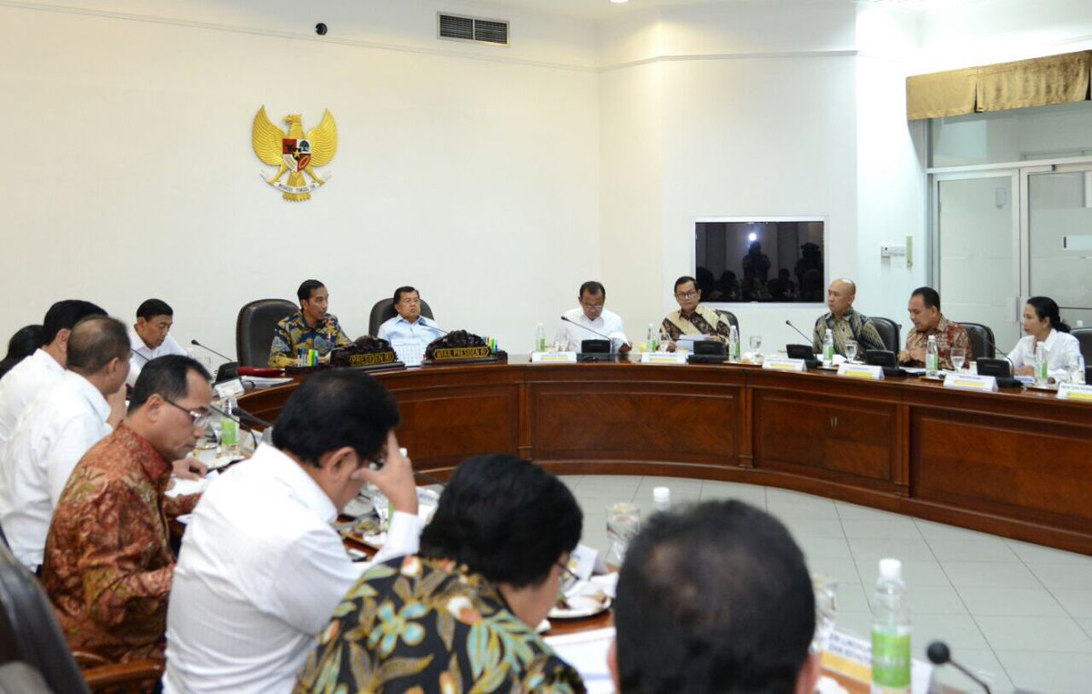 jokowi's tweet photo. Rapat terbatas untuk evaluasi program prioritas di NTT. Kita utamakan membangun infrastruktur pertanian, kelautan dan wisata -Jkw https://t.co/zIU4lC2FTv