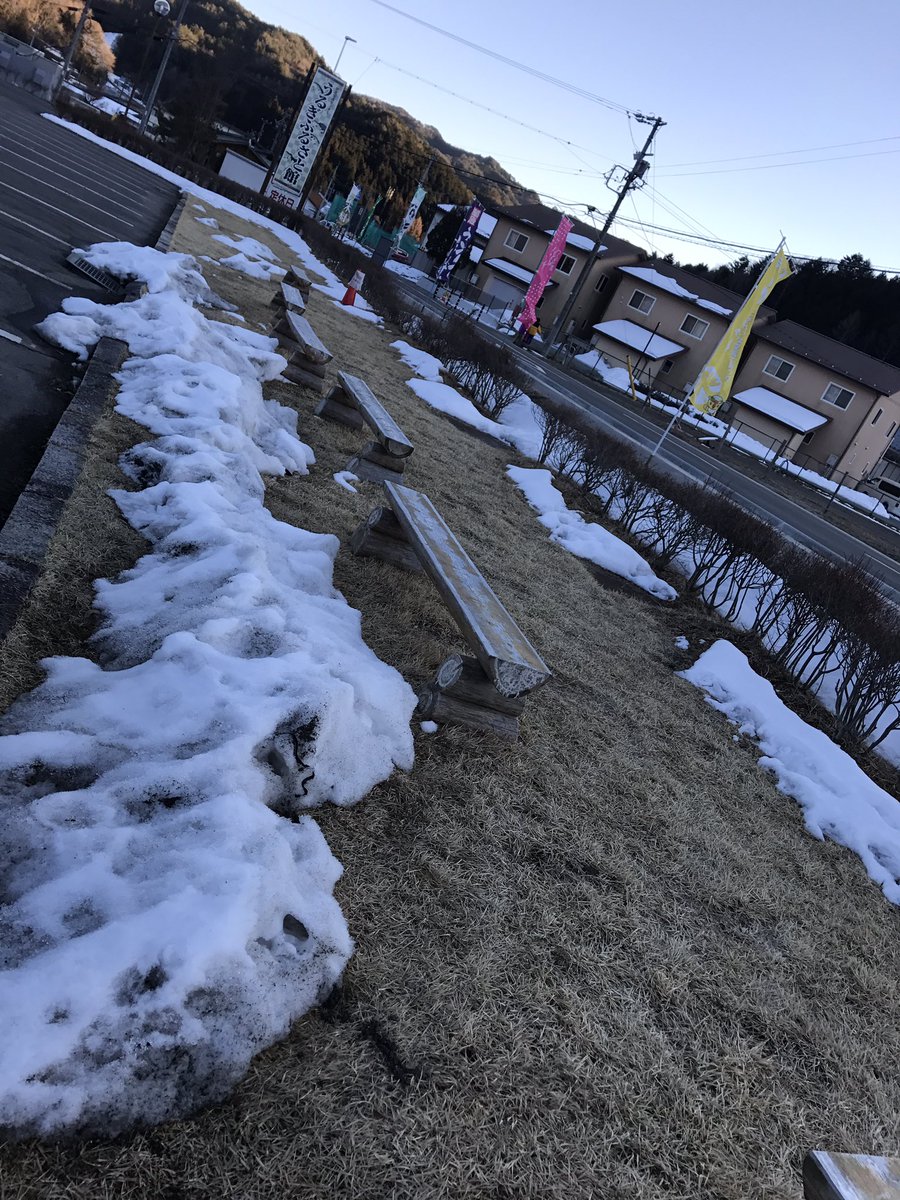 urunosuke_urugi's tweet photo. みんな冬眠しがちな売木村。寒い時はマイナス18℃くらいになっちゃうけどだいぶ雪も溶けてきたに〜。ただ日陰は氷が張ってたりするから気をつけないと転んで骨を折っちゃうので雪道以上に足元注意だに。ちなみにココは売木村の直売所&amp;お土産屋さんのふるさと館。 https://t.co/Ix2l0bg6Nh