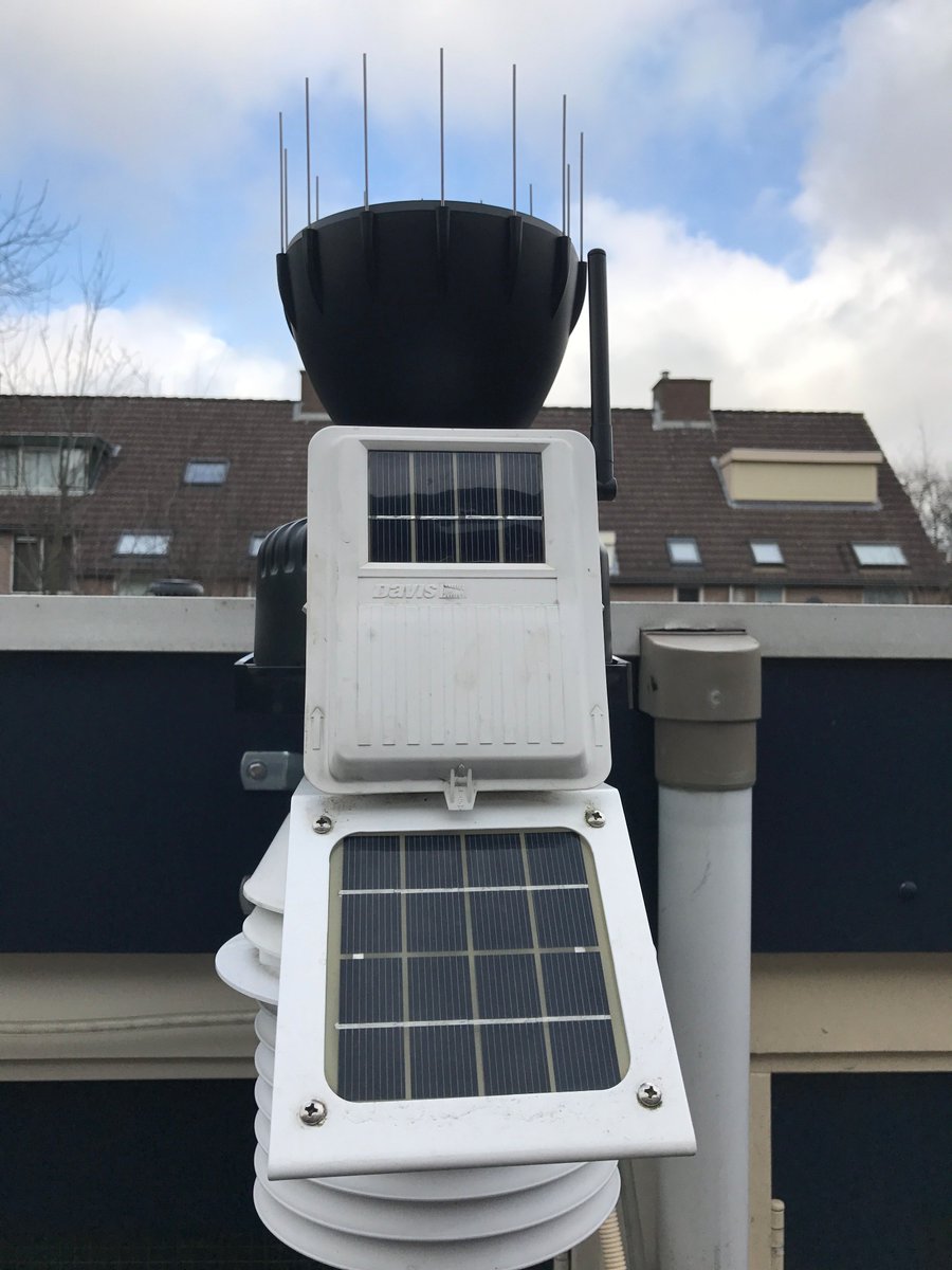 EdAldus's tweet photo. Als eerste in Nederland de nieuwste regenmeter voor de #VantagePro binnen gekregen. #trots #weerstationkopen https://t.co/YRVO8b6hAh