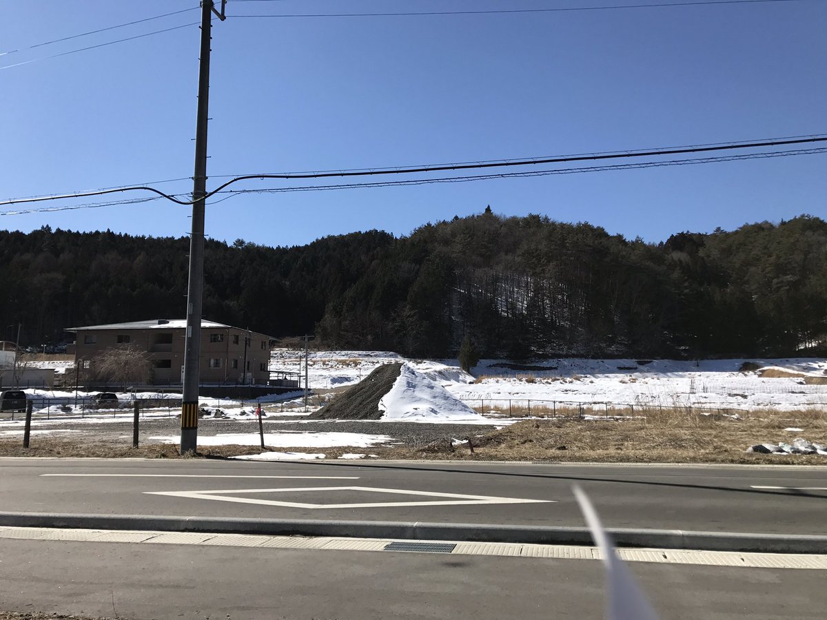 urunosuke_urugi's tweet photo. ふるさと館前の空き地に積まれた砕石が陽当たりの影響か、きれいに半分雪を被って半分砕石が見えとった。ちとおもしろくて撮影してみたんな。 https://t.co/BewtuuLaSW