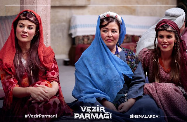 Komedi tutkunları #VezirParmağı salonlarında kahkahaya doyuyor!