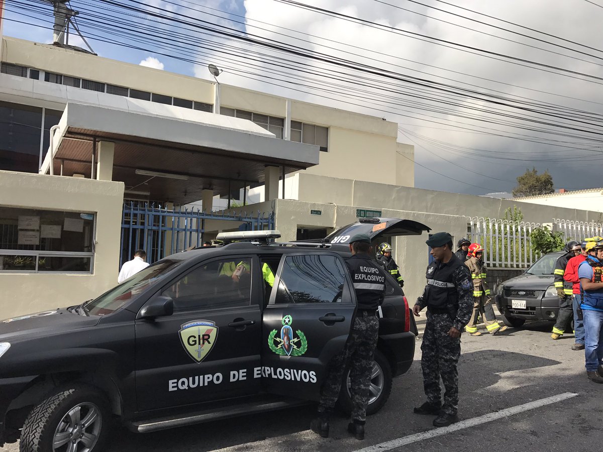 magrazziaacosta's tweet photo. Estos momentos en las instalaciones de Teleamazonas Quito el equipo de explosivos tras la llegada de un paquete para Janeth Hinostroza https://t.co/QfeDTqwXuh