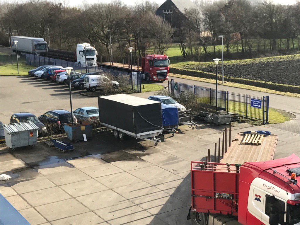 markhelder's tweet photo. Het kan nog gekker! File voor HGG 10 vrachtwagens om te lossen en laden. #allestegelijk #HGG https://t.co/K1TwX7g8rP