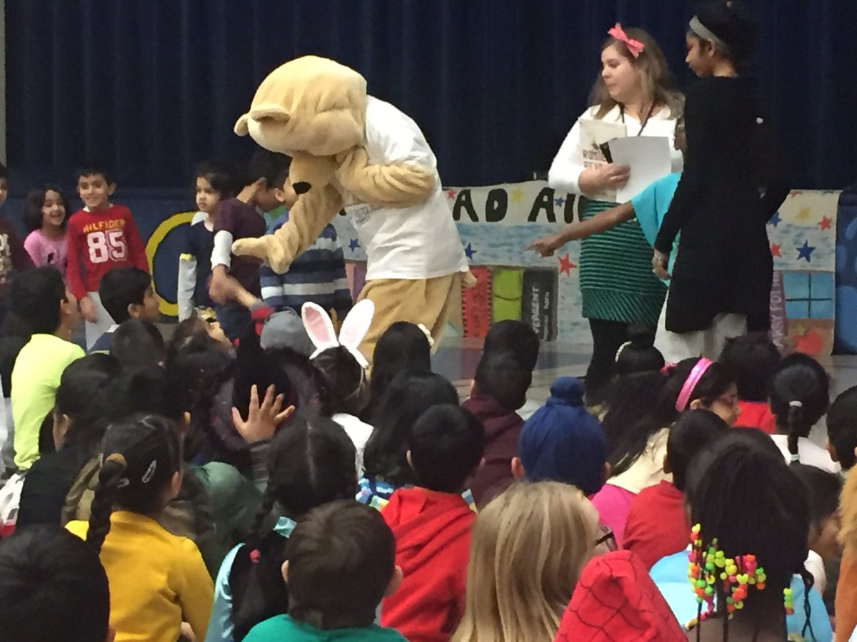 GLPSREADS's tweet photo. High fives for reading! #wrad17 @ReadAloud_org @1GreatLakes2013 @PeelSchools https://t.co/IVTgmlS7Vb