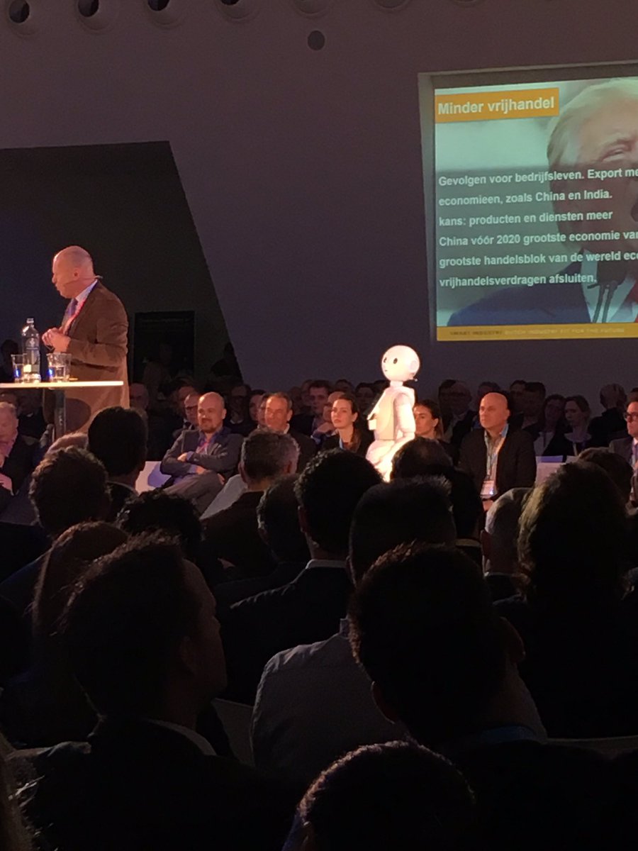 MilyVerstappen's tweet photo. Pepper om stage met @WillemVermeend bij #smartindustry 2017 #innovate @_DelawareC https://t.co/bB9eRtD4H7