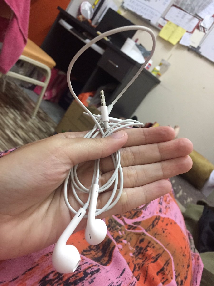 jaws2k17's tweet photo. Tadi kemas dewan, terjumpa earpod. Siapa pt2 boleh claim. Just dm ok nnti set date bila nk jumpa https://t.co/g7QX2bWxNd