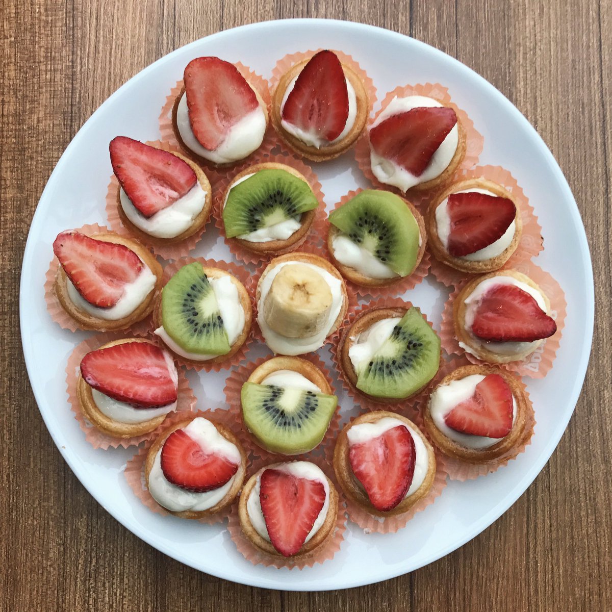 panayironline's tweet photo. Küçük göründüklerine bakmayın, gününüzü renklendirecek kadar büyükler.🍓✨🍌💕🥝❣️
#Panayır #Gurme #Organik 
#Çilek #Muz #Kivi 
#Lezzet https://t.co/IHKuf2hh0d