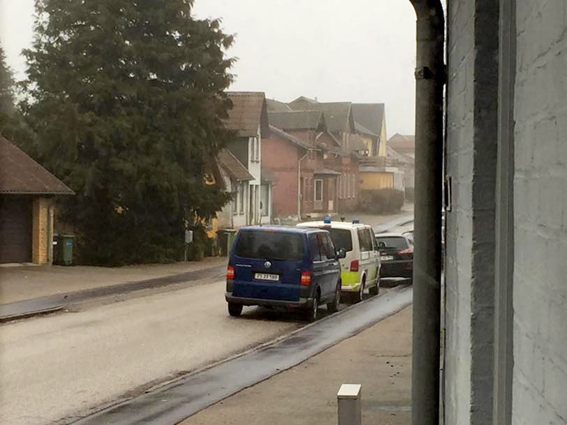 wwwjvdk's tweet photo. Politiet har anholdt yngre mand efter skudepisode i Sommersted https://t.co/qez2rsIh9p #politidk #jvdk #dkbreaking https://t.co/q1jypYCsuP