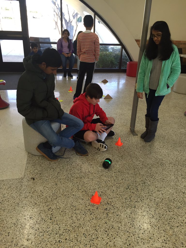 angiemahalik's tweet photo. Robots + LA lit circle novels = priceless moment in education @LauraWilliams73 @LBardugo #cmswconnects #cisdlib https://t.co/f23s2HUvcs