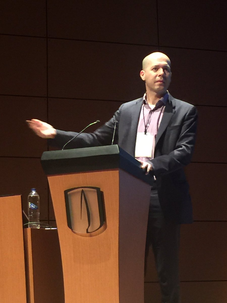 inguniandes's tweet photo. El Keynote speaker del #ForosISIS, Fabio Corzo, ya se encuentra dictando su conferencia sobre arquitectura de datos #BigDataUniandes https://t.co/2fa0Pxacna