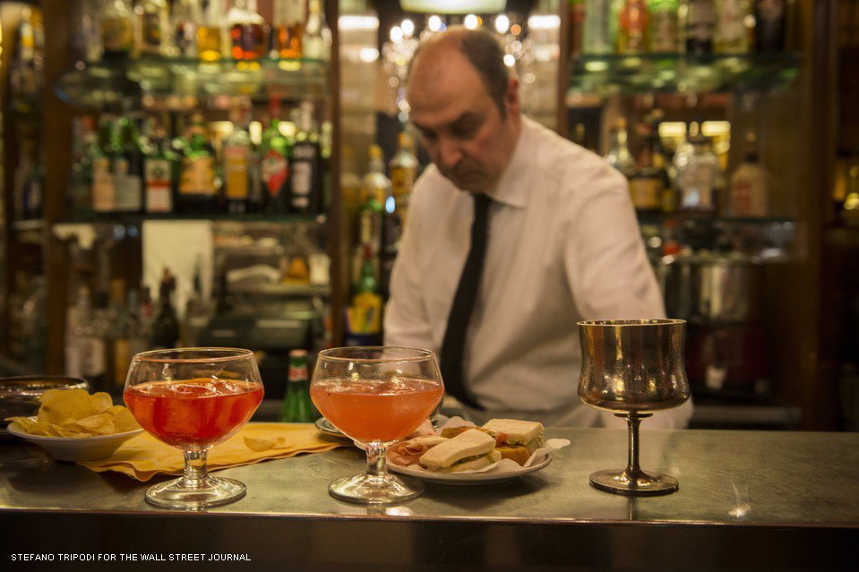 WSJJapan's tweet image. ミラノのバール探訪、自慢のカクテルと料理【写真】 on.wsj.com/2kMBMIY