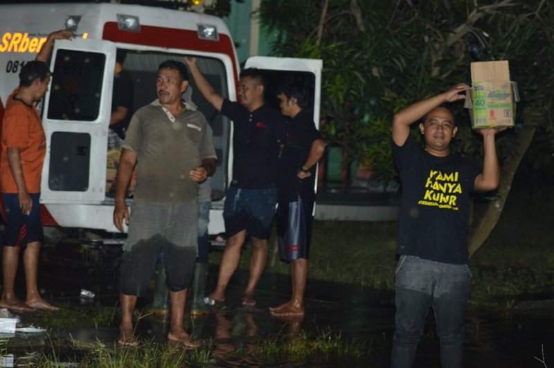 semutpati's tweet photo. @SRbergerak kurir #SRpati mendistribusikan nasbung, obat dan logistik untuk korban banjir di Kedung Banteng - Jakenan https://t.co/NgYBdYsERO