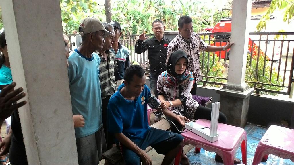 semutpati's tweet photo. @SRbergerak Kurir #SRpati melakukan pengobatan gratis kepada korban banjir di Sugiharjo - Pati https://t.co/Rbma0sHn1l