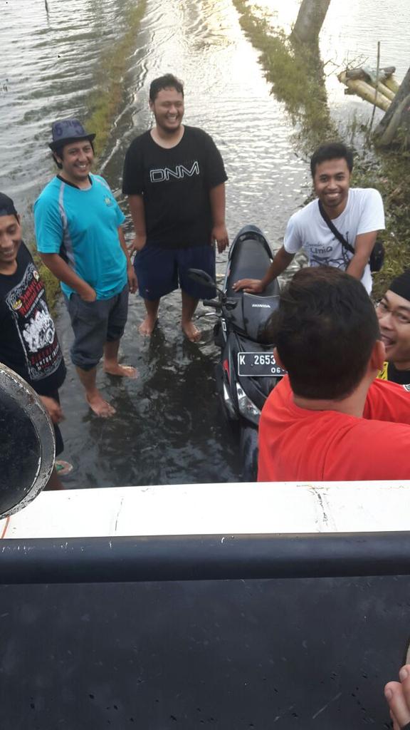 semutpati's tweet photo. @SRbergerak Kurir #SRkudus kemaren  membantu Kurir #SRpati surve lokasi korban banjir di kawasan kab.Pati https://t.co/b1rv6uSe8p
