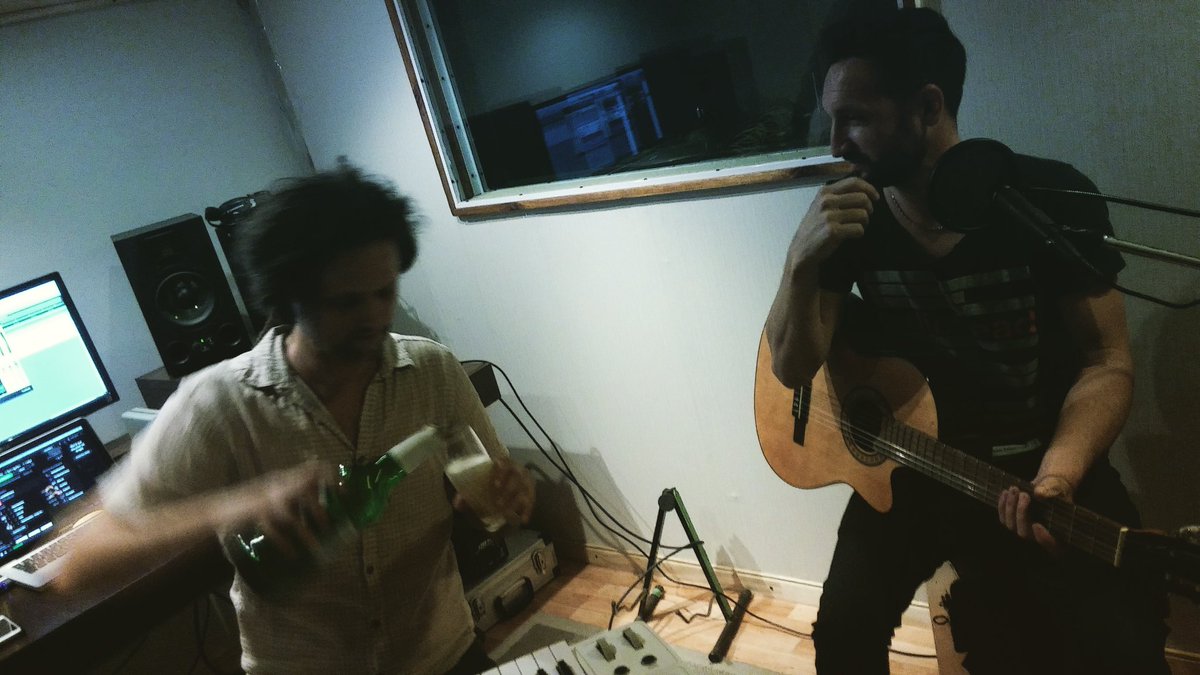 FerAviador's tweet photo. Anoche zapando junto al genial @JavierHerrlein https://t.co/onxrybn9Zw