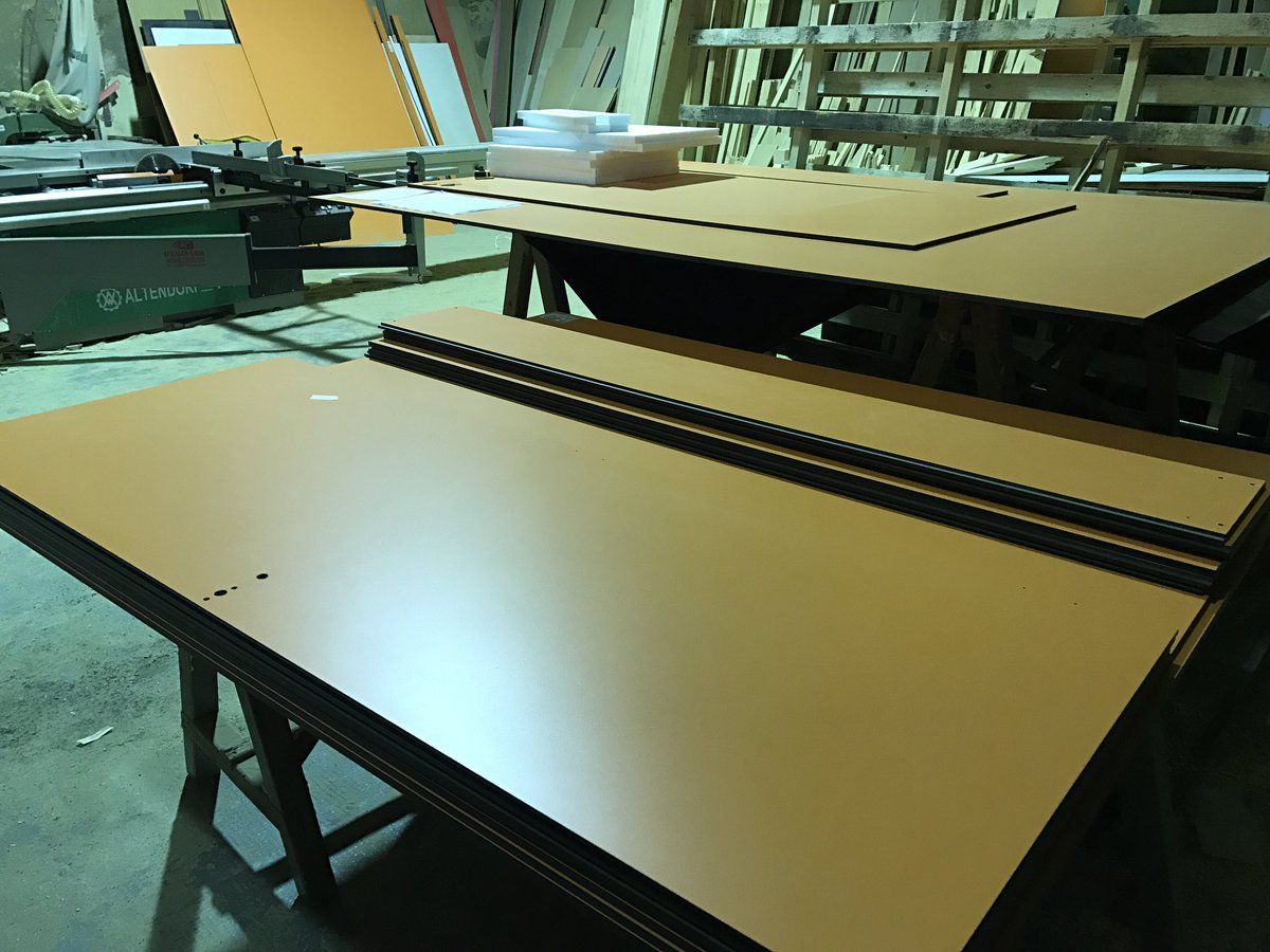 Preparando puertas de habitaciones y cabinas sanitarias en compacto @fundermax_es <a href="/SOLTECADHESIVOS/">SOLTEC</a> para el Estadio CF Reus