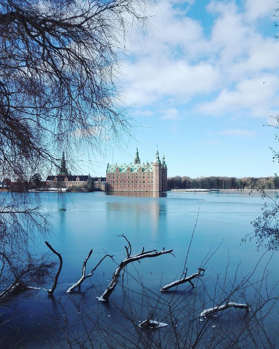 Frederiksborg Castle looking stunning in it's Winter surroundings 📷 annaloukuhl/IG #denmark @mus_nat_his #castle #Frederiksborg