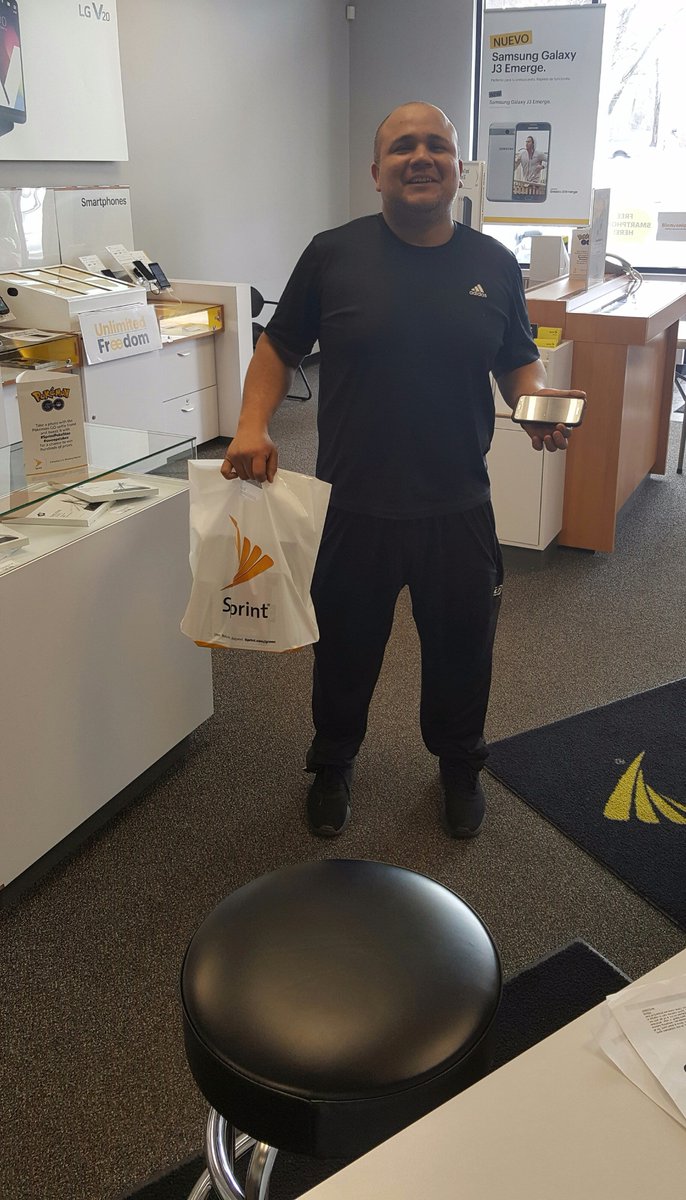 HartfordSC's tweet photo. 5 line port from T-mobile now a HAPPY Sprint customer #HartfordSprint #UNLFREEDOM @Heather_B43 https://t.co/TLAHyCd0qN