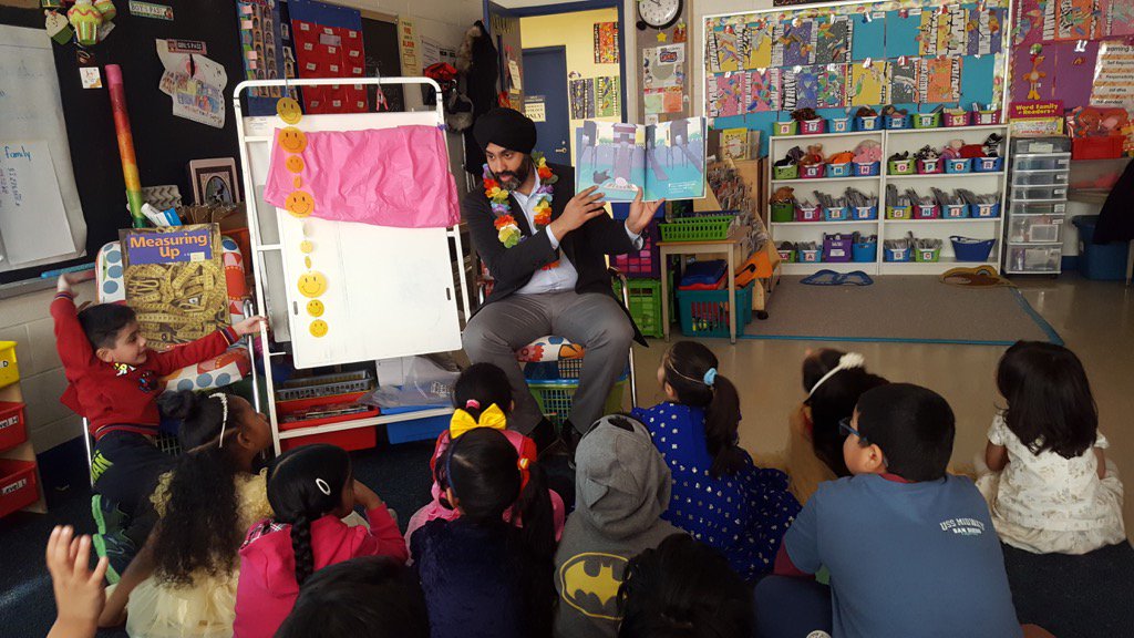 MmeMacLeod's tweet photo. Thanks to @iHarkiratSingh  for reading to our gr. 1 students today! @PeelSchools @GLPSREADS @1GreatLakes2013 #wrad17 https://t.co/UTJFce8CEZ