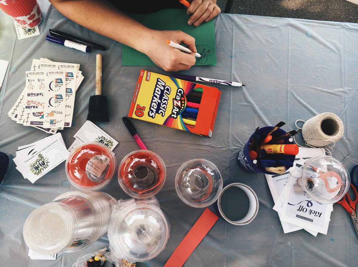 CSUFCAC's tweet image. 💐Spring into Service happening in the quad until 2 pm! Come visit us and help decorate cards and bags for cancer patients and survivors! 💐