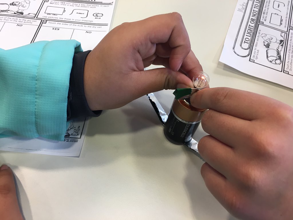 cvenablenolan's tweet photo. Students @bfyanceyes learn conductors and the flow of electrons.  #acpslibs #"MsNolan,Ifeellikeascientist!" https://t.co/uOPxTptGvR