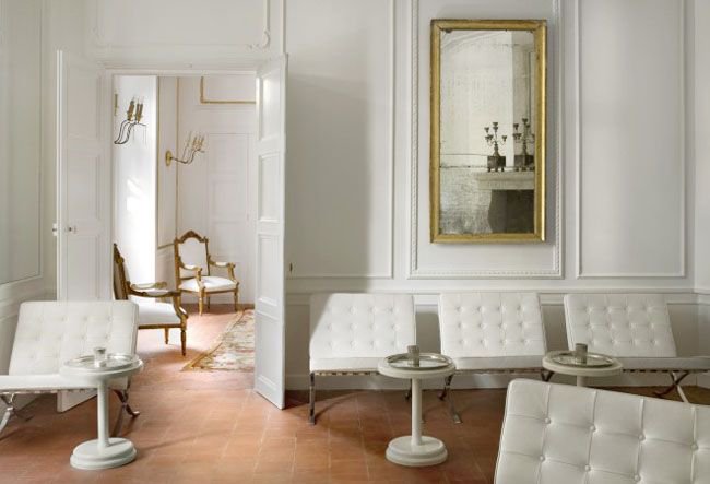 MHDonline's tweet image. The gorgeous white #BarcelonaChairs adorning this lobby makes us want to own one too!  
buff.ly/2kN90rr
#interiordesign #midcentury